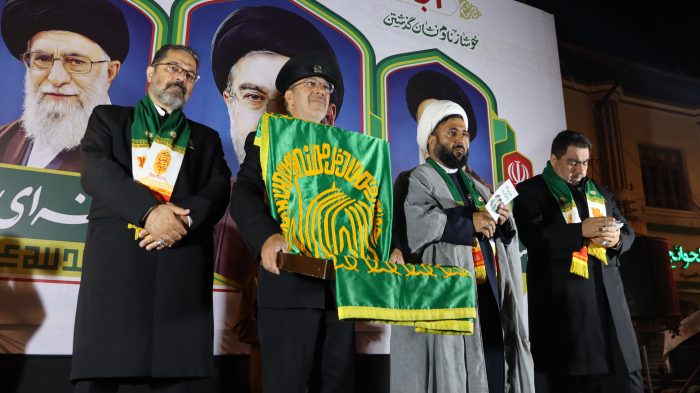 تبرک بابلسری‌ها به پرچم حرم مطهر امام رضا(ع) در قرارِ ۵۴